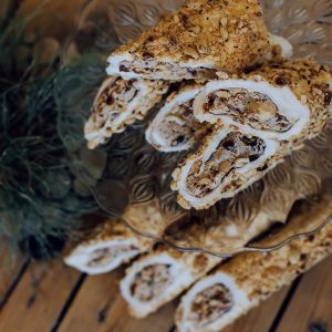 Рахат-лукум со вкусом ВАНИЛИ с кремовой начинкой из лесных орехов и присыпкой из лесных орехов (200 г)